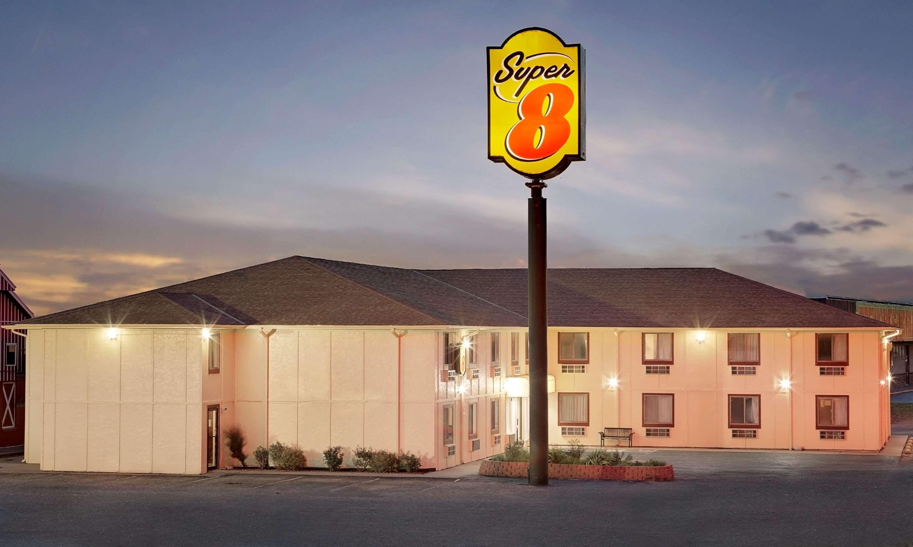 Super 8 By Wyndham Rock Port Mo Hotel Bagian luar foto