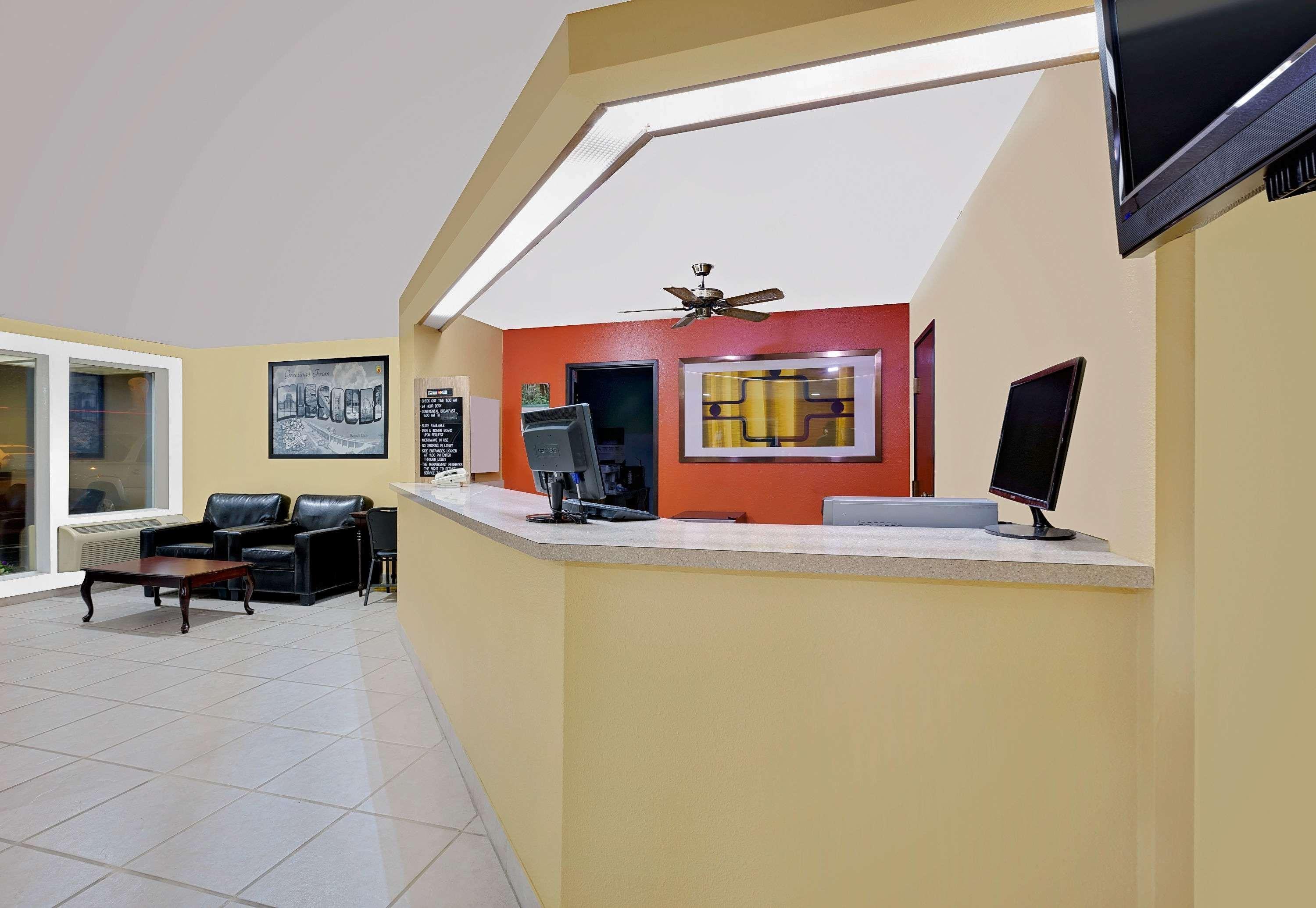 Super 8 By Wyndham Rock Port Mo Hotel Bagian luar foto